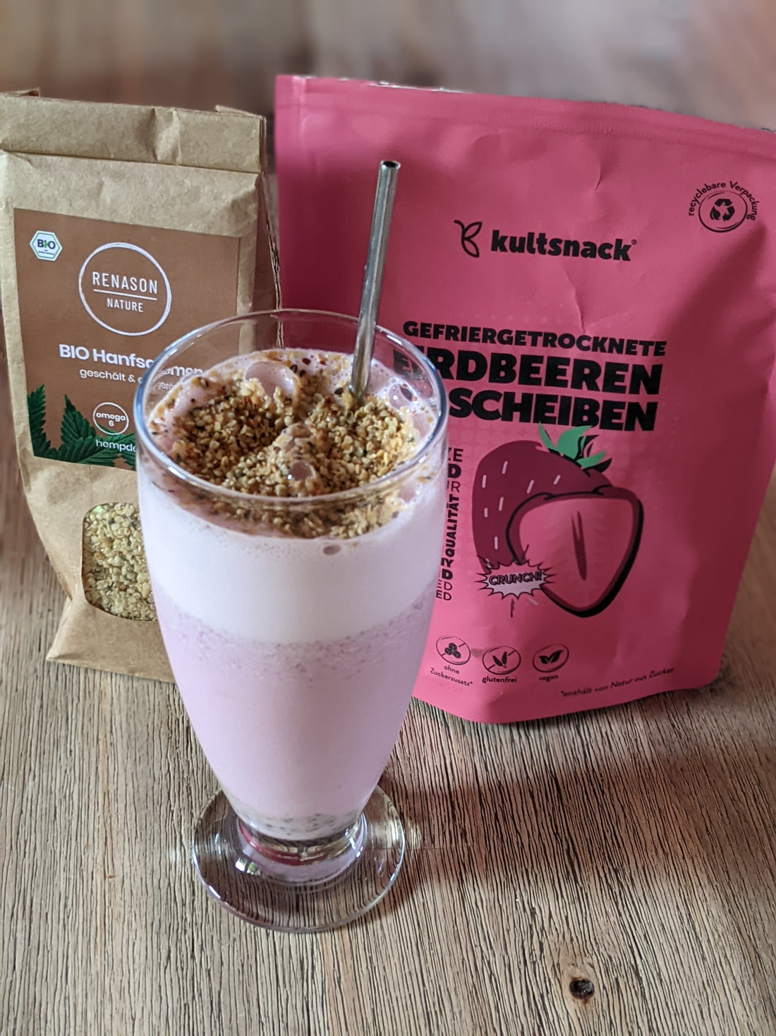 Erdbeer-Milchshake mit RENASON® NATURE BIO Hanfsamen geschält & geröstet