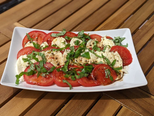 Tomate-Mozarella mit Bio Hanfsamenöl Klassik und Bio Hanfsamen ungeschält & geröstet